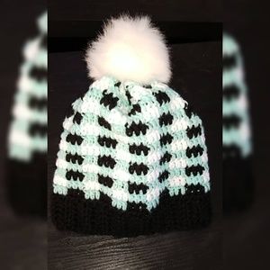 Plaid beanie w/faux fur pompom